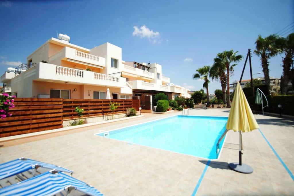 Central Pool-Side 2 Bedroom Apartment In Paphos 外观 照片