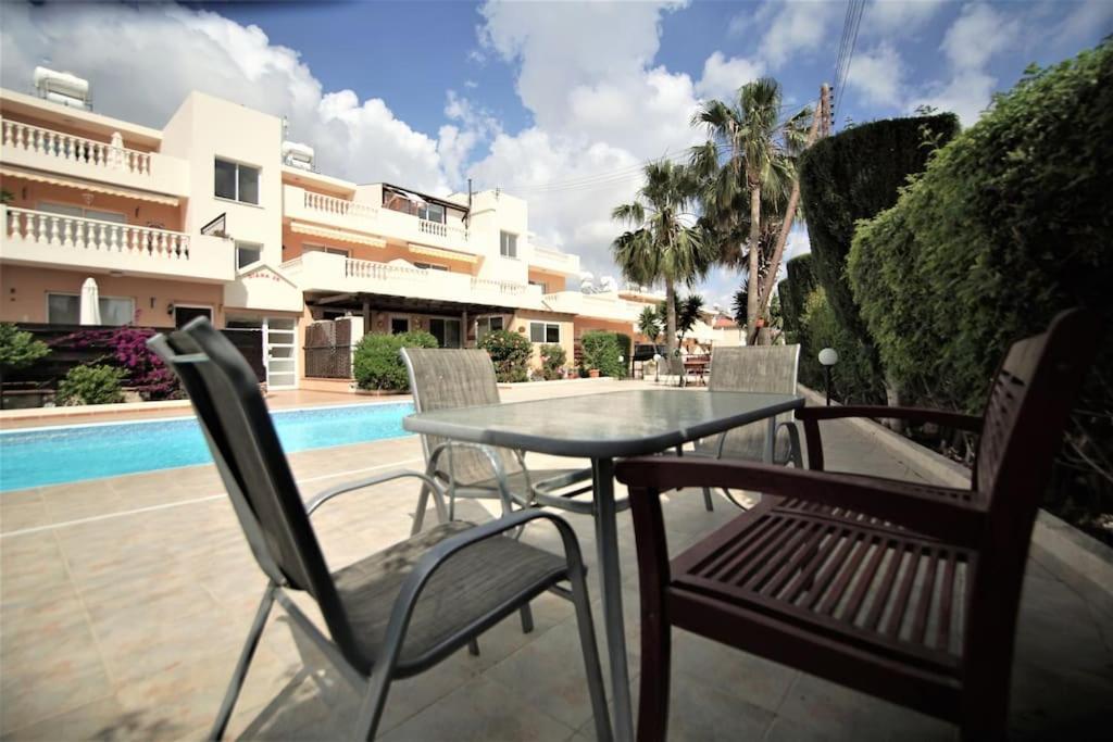 Central Pool-Side 2 Bedroom Apartment In Paphos 外观 照片