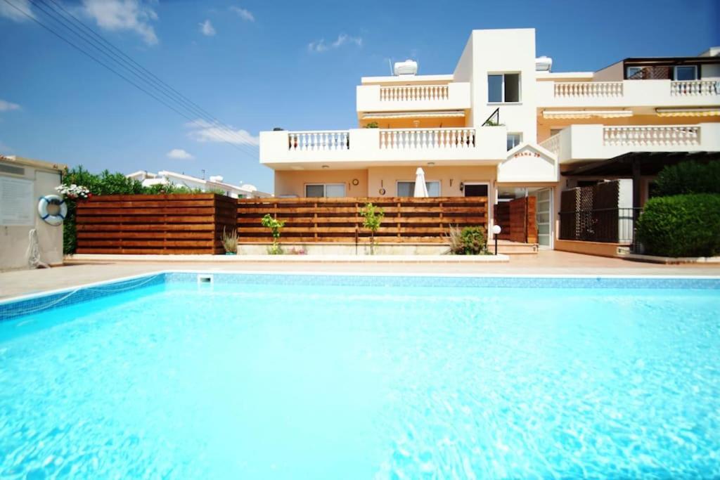 Central Pool-Side 2 Bedroom Apartment In Paphos 外观 照片