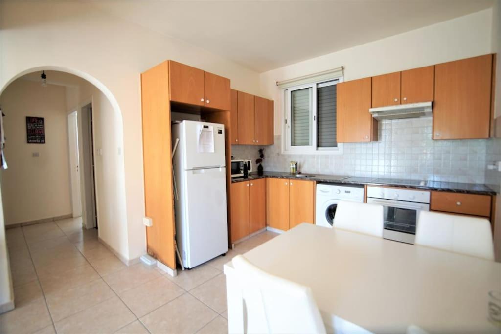 Central Pool-Side 2 Bedroom Apartment In Paphos 外观 照片