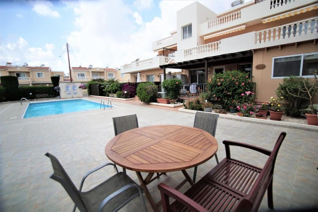 Central Pool-Side 2 Bedroom Apartment In Paphos 外观 照片