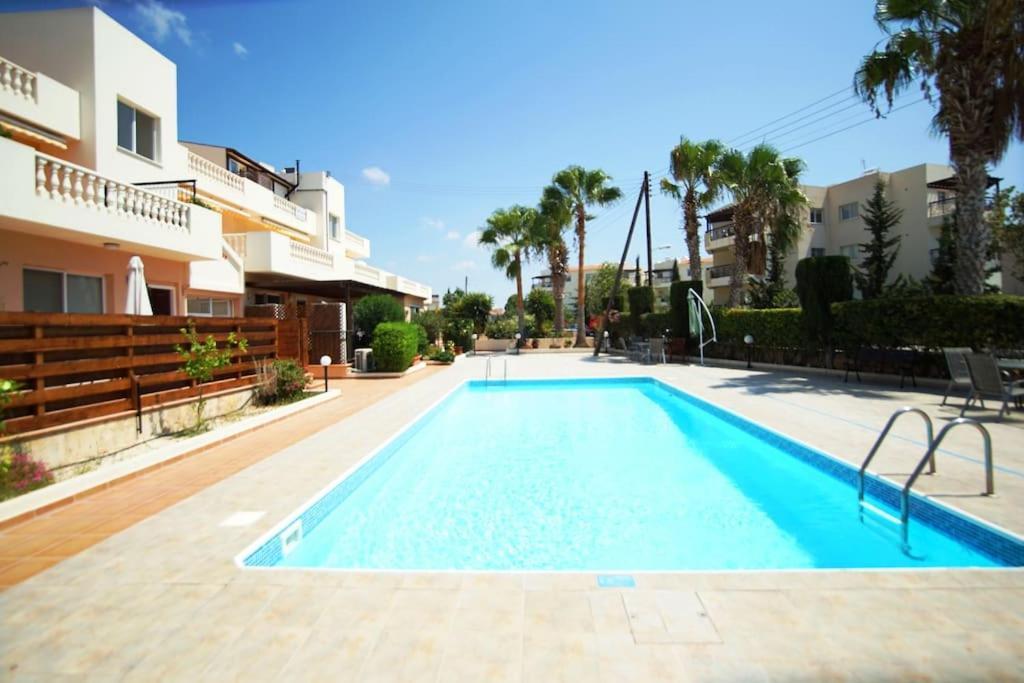 Central Pool-Side 2 Bedroom Apartment In Paphos 外观 照片