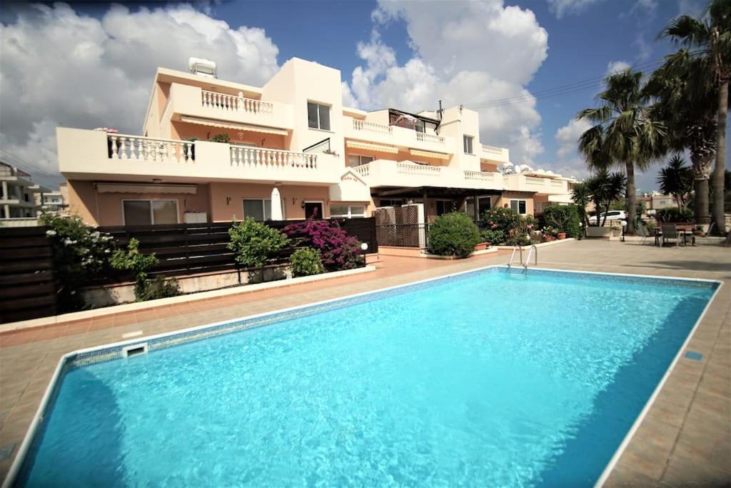 Central Pool-Side 2 Bedroom Apartment In Paphos 外观 照片