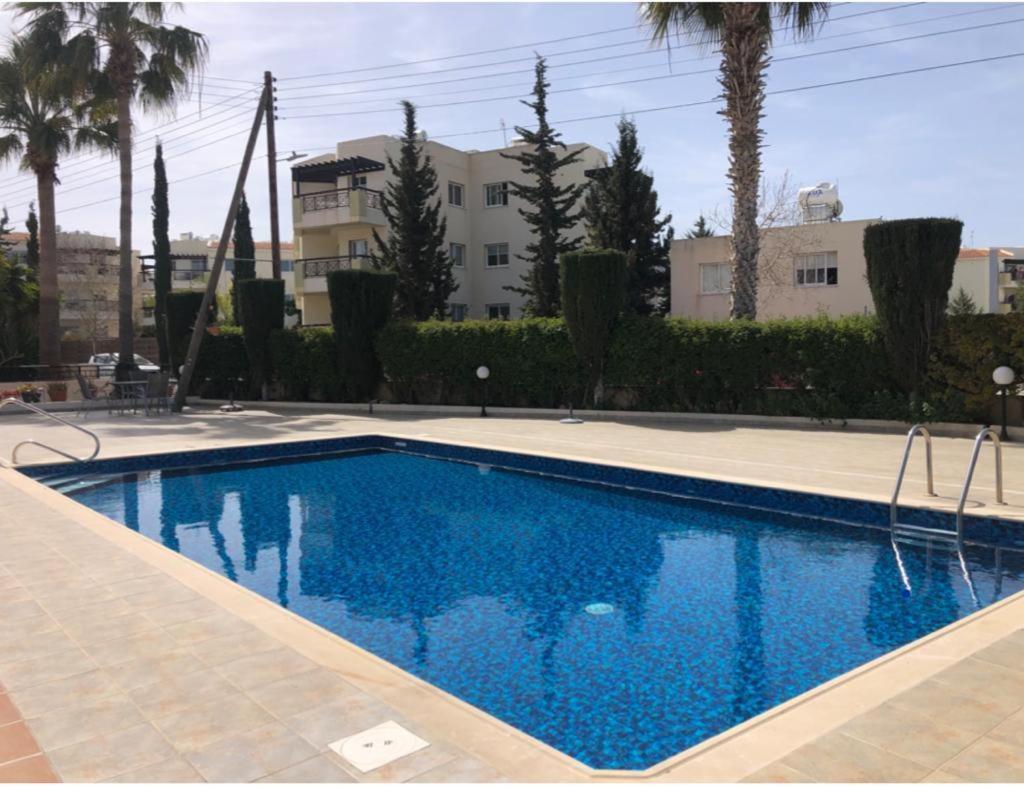 Central Pool-Side 2 Bedroom Apartment In Paphos 外观 照片