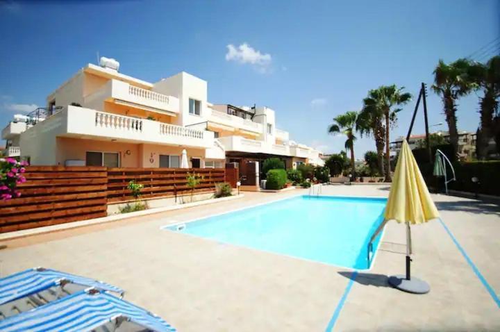 Central Pool-Side 2 Bedroom Apartment In Paphos 外观 照片
