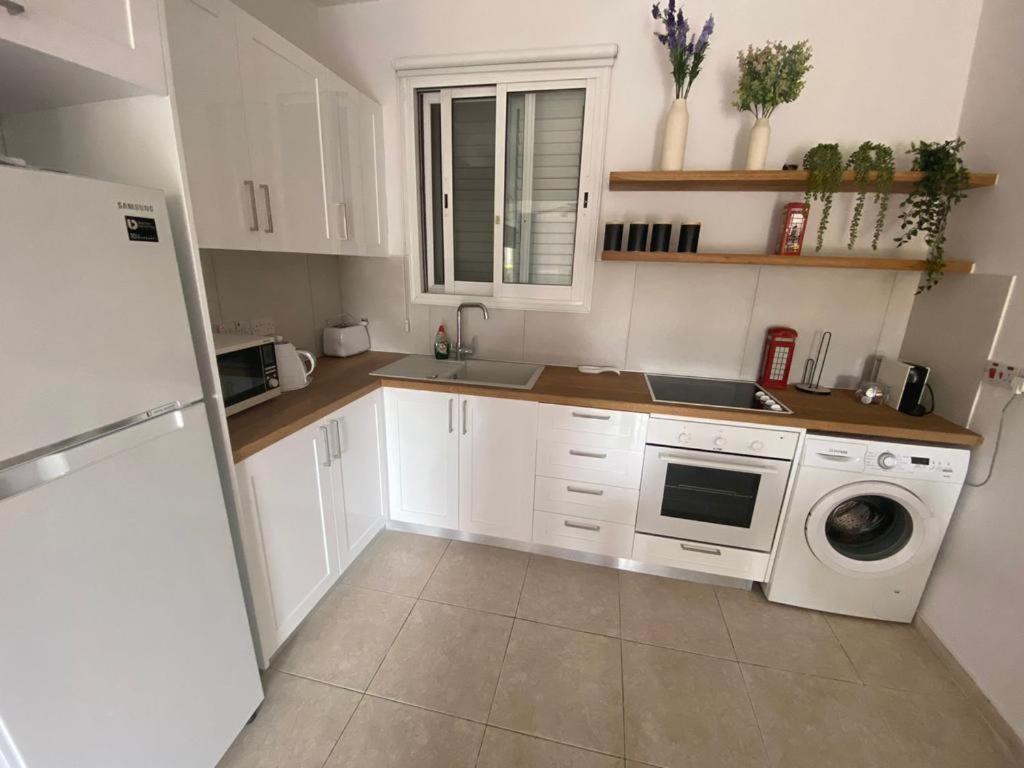Central Pool-Side 2 Bedroom Apartment In Paphos 外观 照片