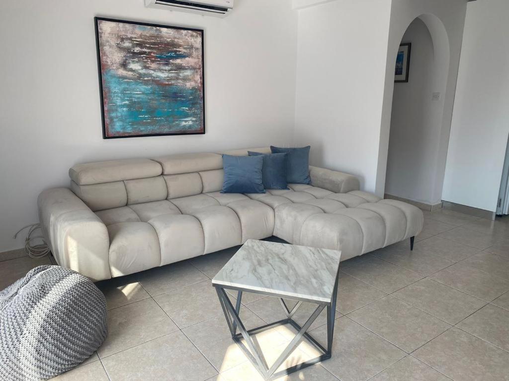 Central Pool-Side 2 Bedroom Apartment In Paphos 外观 照片
