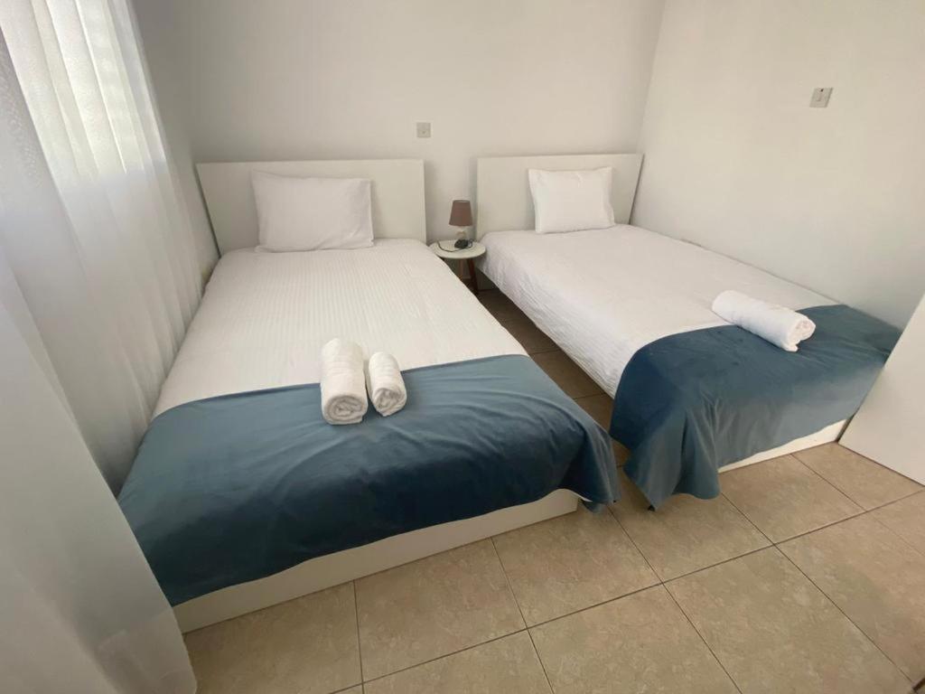 Central Pool-Side 2 Bedroom Apartment In Paphos 外观 照片