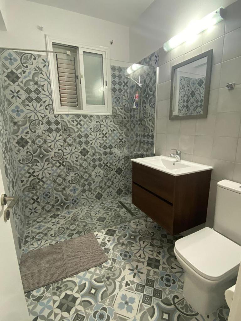 Central Pool-Side 2 Bedroom Apartment In Paphos 外观 照片
