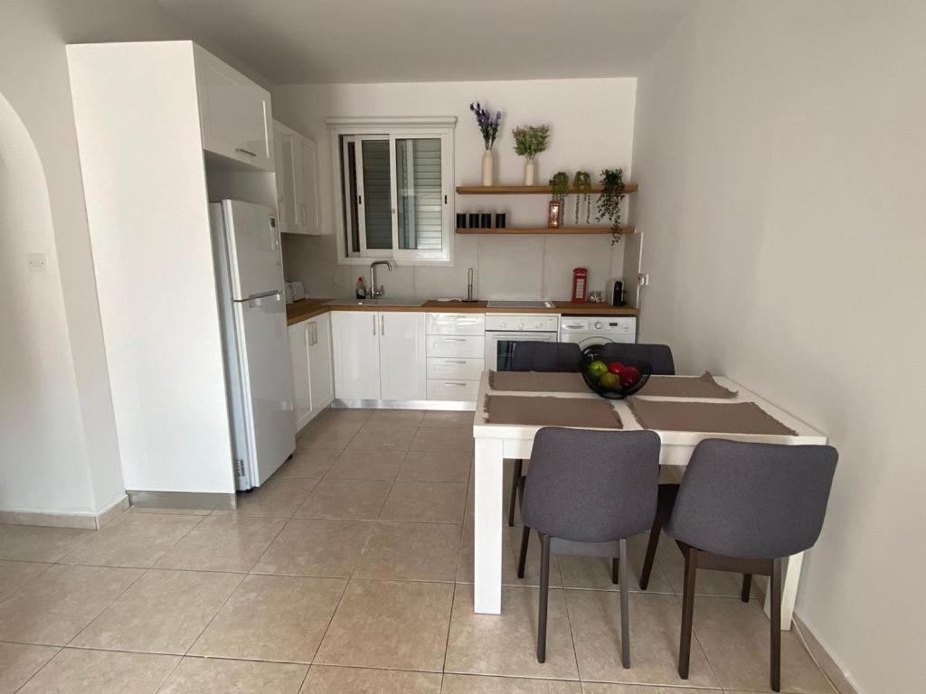 Central Pool-Side 2 Bedroom Apartment In Paphos 外观 照片